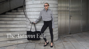 Model draagt Pepita Waterproof Anorak en Black Sense Stirrup Tights, gestyled met zonnebril en Black Waterproof Apparel Tote Bag.
